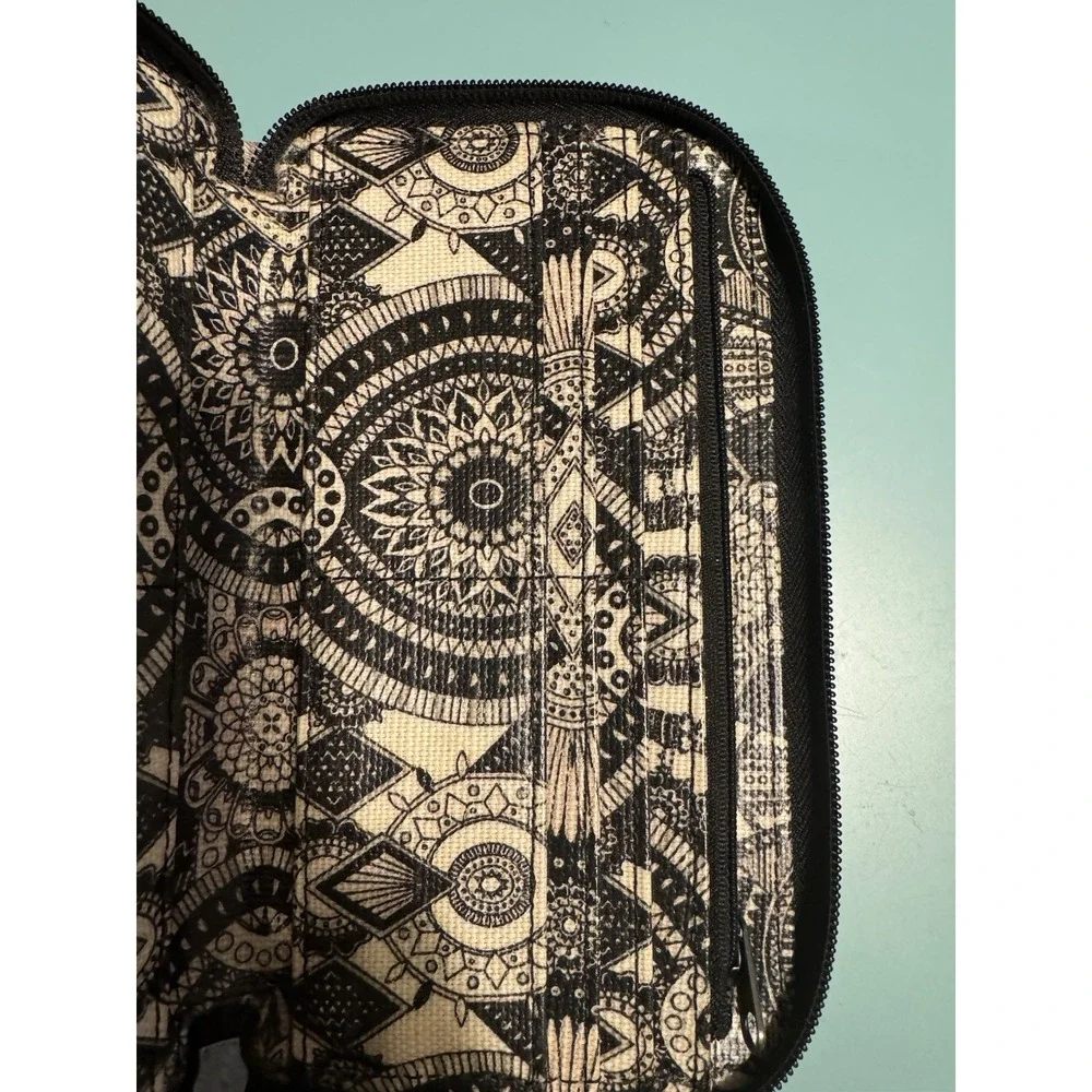 Sakroots‎ Women's Black And White Mandala Zip Around Wallet - Picture 4 of 10